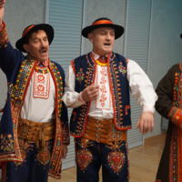 4 osoby w strojach regionalnych z otwartymi ustami