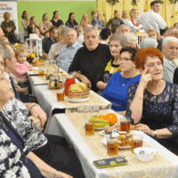 22 lutego 2024 r  w Szkole Podstawowej w Chomranicach po raz XX odbył się Dzień Seniora. W tym roku w murach naszej szkoły zjawiło się ponad 180 seniorów. Powitała ich pani dyrektor Ewa Damian. 