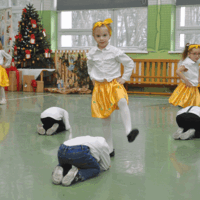 22 lutego 2024 r  w Szkole Podstawowej w Chomranicach po raz XX odbył się Dzień Seniora. W tym roku w murach naszej szkoły zjawiło się ponad 180 seniorów. Powitała ich pani dyrektor Ewa Damian. 