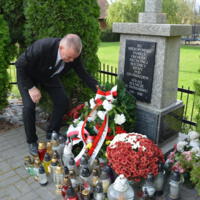 Wójt gminy składa wieniec na grobie