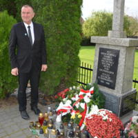Wójt gminy składa wieniec na grobie