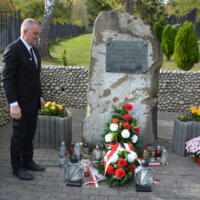Wójt gminy składa wieniec na grobie