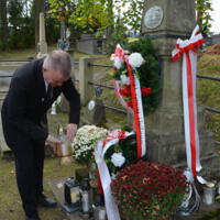 Wójt gminy składa wieniec na grobie