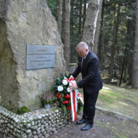 Wójt gminy składa wieniec na grobie
