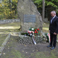 Wójt gminy składa wieniec na grobie