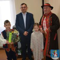 Zdjęcie ilustracyjne wiadomości: Dzieci z życzeniami i z Betlejemskim Światłem Pokoju u wójta gminy Chełmiec #9