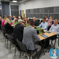 Sesja Rady Gminy Chełmiec - radni w oficjalnych strojach siedzą przy stole