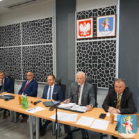 Sesja Rady Gminy Chełmiec -prezydium rady gminy siedzi przy stole od lewej Wojciech Skrzypiec, Marek Poręba, zaproszony gość minister Gut-Mostowy, przewodniczący Wiesław Szołdrowski, wójt Bernard Stawiarski, skarbnik Paweł Rodak