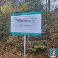 Droga asfaltowo betonowa - tablica informacyjna Państwowe Gospodarstwo Leśne Lasy Państwowe Inwestycja współfinansowana ze środków Lasów Państwowych
Remont drogi gminnej nr 290307 K Jodłowa Góra w miejscowości Paszyn i Mogilno wraz z remontem mostu w miejscowości Paszyn Beneficjent: Gmina Chełmiec
Finansowanie: Całkowita wartość inwestycji: 1 182 882.05 zł Współfinansowanie Lasów Państwowych: 591 441 zł www.lasy.gov.pl