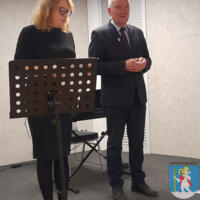 Na małej scenie wójt gminy oraz dyrektor GOK w Chełmcu