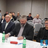 W niewielkiej sali siedzi kilkanaście osób, w pierwszym rzędzie przy stole komisja konkursowa