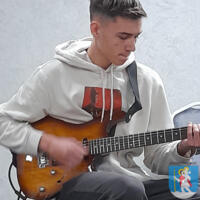 Młody chłopak gra na gitarze elektrycznej