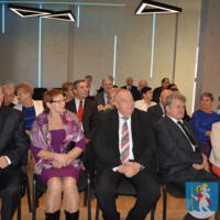 29 listopada 2023r. w Gminie Chełmiec świętowano wspaniałe jubileusze małżeńskie. Wśród jubilatów pięćdziesiąt dwie pary obchodziły złote gody, dziesięć par obchodziło diamentowe gody a cztery pary obchodziły żelazne gody. Niestety nie wszystkie pary uczestniczyły w spotkaniu.