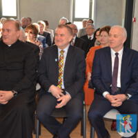 29 listopada 2023r. w Gminie Chełmiec świętowano wspaniałe jubileusze małżeńskie. Wśród jubilatów pięćdziesiąt dwie pary obchodziły złote gody, dziesięć par obchodziło diamentowe gody a cztery pary obchodziły żelazne gody. Niestety nie wszystkie pary uczestniczyły w spotkaniu.