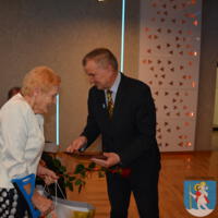 29 listopada 2023r. w Gminie Chełmiec świętowano wspaniałe jubileusze małżeńskie. Wśród jubilatów pięćdziesiąt dwie pary obchodziły złote gody, dziesięć par obchodziło diamentowe gody a cztery pary obchodziły żelazne gody. Niestety nie wszystkie pary uczestniczyły w spotkaniu.