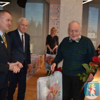 29 listopada 2023r. w Gminie Chełmiec świętowano wspaniałe jubileusze małżeńskie. Wśród jubilatów pięćdziesiąt dwie pary obchodziły złote gody, dziesięć par obchodziło diamentowe gody a cztery pary obchodziły żelazne gody. Niestety nie wszystkie pary uczestniczyły w spotkaniu.