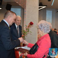 29 listopada 2023r. w Gminie Chełmiec świętowano wspaniałe jubileusze małżeńskie. Wśród jubilatów pięćdziesiąt dwie pary obchodziły złote gody, dziesięć par obchodziło diamentowe gody a cztery pary obchodziły żelazne gody. Niestety nie wszystkie pary uczestniczyły w spotkaniu.