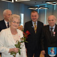 29 listopada 2023r. w Gminie Chełmiec świętowano wspaniałe jubileusze małżeńskie. Wśród jubilatów pięćdziesiąt dwie pary obchodziły złote gody, dziesięć par obchodziło diamentowe gody a cztery pary obchodziły żelazne gody. Niestety nie wszystkie pary uczestniczyły w spotkaniu.
