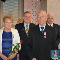 29 listopada 2023r. w Gminie Chełmiec świętowano wspaniałe jubileusze małżeńskie. Wśród jubilatów pięćdziesiąt dwie pary obchodziły złote gody, dziesięć par obchodziło diamentowe gody a cztery pary obchodziły żelazne gody. Niestety nie wszystkie pary uczestniczyły w spotkaniu.
