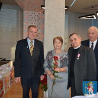 29 listopada 2023r. w Gminie Chełmiec świętowano wspaniałe jubileusze małżeńskie. Wśród jubilatów pięćdziesiąt dwie pary obchodziły złote gody, dziesięć par obchodziło diamentowe gody a cztery pary obchodziły żelazne gody. Niestety nie wszystkie pary uczestniczyły w spotkaniu.