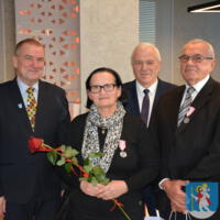 29 listopada 2023r. w Gminie Chełmiec świętowano wspaniałe jubileusze małżeńskie. Wśród jubilatów pięćdziesiąt dwie pary obchodziły złote gody, dziesięć par obchodziło diamentowe gody a cztery pary obchodziły żelazne gody. Niestety nie wszystkie pary uczestniczyły w spotkaniu.