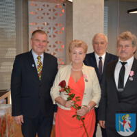 29 listopada 2023r. w Gminie Chełmiec świętowano wspaniałe jubileusze małżeńskie. Wśród jubilatów pięćdziesiąt dwie pary obchodziły złote gody, dziesięć par obchodziło diamentowe gody a cztery pary obchodziły żelazne gody. Niestety nie wszystkie pary uczestniczyły w spotkaniu.