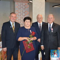 29 listopada 2023r. w Gminie Chełmiec świętowano wspaniałe jubileusze małżeńskie. Wśród jubilatów pięćdziesiąt dwie pary obchodziły złote gody, dziesięć par obchodziło diamentowe gody a cztery pary obchodziły żelazne gody. Niestety nie wszystkie pary uczestniczyły w spotkaniu.