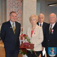 29 listopada 2023r. w Gminie Chełmiec świętowano wspaniałe jubileusze małżeńskie. Wśród jubilatów pięćdziesiąt dwie pary obchodziły złote gody, dziesięć par obchodziło diamentowe gody a cztery pary obchodziły żelazne gody. Niestety nie wszystkie pary uczestniczyły w spotkaniu.