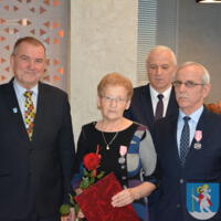 29 listopada 2023r. w Gminie Chełmiec świętowano wspaniałe jubileusze małżeńskie. Wśród jubilatów pięćdziesiąt dwie pary obchodziły złote gody, dziesięć par obchodziło diamentowe gody a cztery pary obchodziły żelazne gody. Niestety nie wszystkie pary uczestniczyły w spotkaniu.