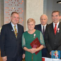 29 listopada 2023r. w Gminie Chełmiec świętowano wspaniałe jubileusze małżeńskie. Wśród jubilatów pięćdziesiąt dwie pary obchodziły złote gody, dziesięć par obchodziło diamentowe gody a cztery pary obchodziły żelazne gody. Niestety nie wszystkie pary uczestniczyły w spotkaniu.