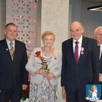 29 listopada 2023r. w Gminie Chełmiec świętowano wspaniałe jubileusze małżeńskie. Wśród jubilatów pięćdziesiąt dwie pary obchodziły złote gody, dziesięć par obchodziło diamentowe gody a cztery pary obchodziły żelazne gody. Niestety nie wszystkie pary uczestniczyły w spotkaniu.