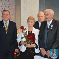 29 listopada 2023r. w Gminie Chełmiec świętowano wspaniałe jubileusze małżeńskie. Wśród jubilatów pięćdziesiąt dwie pary obchodziły złote gody, dziesięć par obchodziło diamentowe gody a cztery pary obchodziły żelazne gody. Niestety nie wszystkie pary uczestniczyły w spotkaniu.