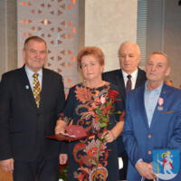 29 listopada 2023r. w Gminie Chełmiec świętowano wspaniałe jubileusze małżeńskie. Wśród jubilatów pięćdziesiąt dwie pary obchodziły złote gody, dziesięć par obchodziło diamentowe gody a cztery pary obchodziły żelazne gody. Niestety nie wszystkie pary uczestniczyły w spotkaniu.