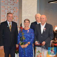 29 listopada 2023r. w Gminie Chełmiec świętowano wspaniałe jubileusze małżeńskie. Wśród jubilatów pięćdziesiąt dwie pary obchodziły złote gody, dziesięć par obchodziło diamentowe gody a cztery pary obchodziły żelazne gody. Niestety nie wszystkie pary uczestniczyły w spotkaniu.