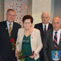 29 listopada 2023r. w Gminie Chełmiec świętowano wspaniałe jubileusze małżeńskie. Wśród jubilatów pięćdziesiąt dwie pary obchodziły złote gody, dziesięć par obchodziło diamentowe gody a cztery pary obchodziły żelazne gody. Niestety nie wszystkie pary uczestniczyły w spotkaniu.