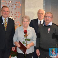 29 listopada 2023r. w Gminie Chełmiec świętowano wspaniałe jubileusze małżeńskie. Wśród jubilatów pięćdziesiąt dwie pary obchodziły złote gody, dziesięć par obchodziło diamentowe gody a cztery pary obchodziły żelazne gody. Niestety nie wszystkie pary uczestniczyły w spotkaniu.
