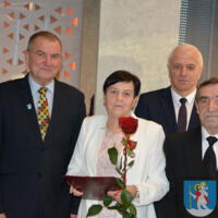 29 listopada 2023r. w Gminie Chełmiec świętowano wspaniałe jubileusze małżeńskie. Wśród jubilatów pięćdziesiąt dwie pary obchodziły złote gody, dziesięć par obchodziło diamentowe gody a cztery pary obchodziły żelazne gody. Niestety nie wszystkie pary uczestniczyły w spotkaniu.
