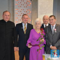 29 listopada 2023r. w Gminie Chełmiec świętowano wspaniałe jubileusze małżeńskie. Wśród jubilatów pięćdziesiąt dwie pary obchodziły złote gody, dziesięć par obchodziło diamentowe gody a cztery pary obchodziły żelazne gody. Niestety nie wszystkie pary uczestniczyły w spotkaniu.