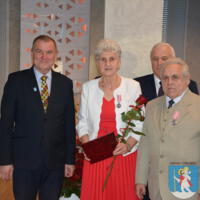 29 listopada 2023r. w Gminie Chełmiec świętowano wspaniałe jubileusze małżeńskie. Wśród jubilatów pięćdziesiąt dwie pary obchodziły złote gody, dziesięć par obchodziło diamentowe gody a cztery pary obchodziły żelazne gody. Niestety nie wszystkie pary uczestniczyły w spotkaniu.