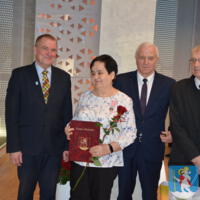 29 listopada 2023r. w Gminie Chełmiec świętowano wspaniałe jubileusze małżeńskie. Wśród jubilatów pięćdziesiąt dwie pary obchodziły złote gody, dziesięć par obchodziło diamentowe gody a cztery pary obchodziły żelazne gody. Niestety nie wszystkie pary uczestniczyły w spotkaniu.