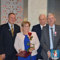 29 listopada 2023r. w Gminie Chełmiec świętowano wspaniałe jubileusze małżeńskie. Wśród jubilatów pięćdziesiąt dwie pary obchodziły złote gody, dziesięć par obchodziło diamentowe gody a cztery pary obchodziły żelazne gody. Niestety nie wszystkie pary uczestniczyły w spotkaniu.