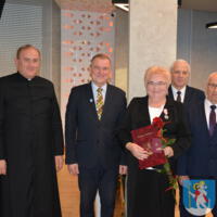 29 listopada 2023r. w Gminie Chełmiec świętowano wspaniałe jubileusze małżeńskie. Wśród jubilatów pięćdziesiąt dwie pary obchodziły złote gody, dziesięć par obchodziło diamentowe gody a cztery pary obchodziły żelazne gody. Niestety nie wszystkie pary uczestniczyły w spotkaniu.