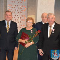 29 listopada 2023r. w Gminie Chełmiec świętowano wspaniałe jubileusze małżeńskie. Wśród jubilatów pięćdziesiąt dwie pary obchodziły złote gody, dziesięć par obchodziło diamentowe gody a cztery pary obchodziły żelazne gody. Niestety nie wszystkie pary uczestniczyły w spotkaniu.