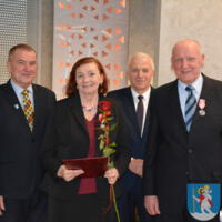29 listopada 2023r. w Gminie Chełmiec świętowano wspaniałe jubileusze małżeńskie. Wśród jubilatów pięćdziesiąt dwie pary obchodziły złote gody, dziesięć par obchodziło diamentowe gody a cztery pary obchodziły żelazne gody. Niestety nie wszystkie pary uczestniczyły w spotkaniu.