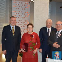 29 listopada 2023r. w Gminie Chełmiec świętowano wspaniałe jubileusze małżeńskie. Wśród jubilatów pięćdziesiąt dwie pary obchodziły złote gody, dziesięć par obchodziło diamentowe gody a cztery pary obchodziły żelazne gody. Niestety nie wszystkie pary uczestniczyły w spotkaniu.