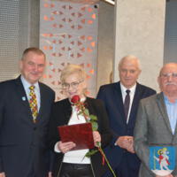 29 listopada 2023r. w Gminie Chełmiec świętowano wspaniałe jubileusze małżeńskie. Wśród jubilatów pięćdziesiąt dwie pary obchodziły złote gody, dziesięć par obchodziło diamentowe gody a cztery pary obchodziły żelazne gody. Niestety nie wszystkie pary uczestniczyły w spotkaniu.