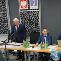 Sesja Rady Gminy Chełmiec - radni siedzą przy stole na sali posiedzeń