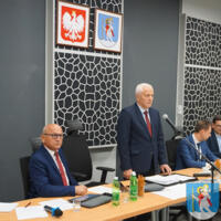 Sesja Rady Gminy Chełmiec - na zdjęciu za stołem prezydialnym siedzą - wiceprzewodniczący Marek Poręba, przewodniczący Wiesław Szołdrowski, Wójt gminy, skarbnik Paweł Rodak, sekretarz Artur Boruta