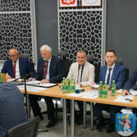 Sesja Rady Gminy Chełmiec - na zdjęciu za stołem prezydialnym siedzą - wiceprzewodniczący Marek Poręba, przewodniczący Wiesław Szołdrowski, Wójt gminy, skarbnik Paweł Rodak, sekretarz Artur Boruta
