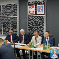 Sesja Rady Gminy Chełmiec - na zdjęciu za stołem prezydialnym siedzą - wiceprzewodniczący Marek Poręba, przewodniczący Wiesław Szołdrowski, Wójt gminy, skarbnik Paweł Rodak, sekretarz Artur Boruta